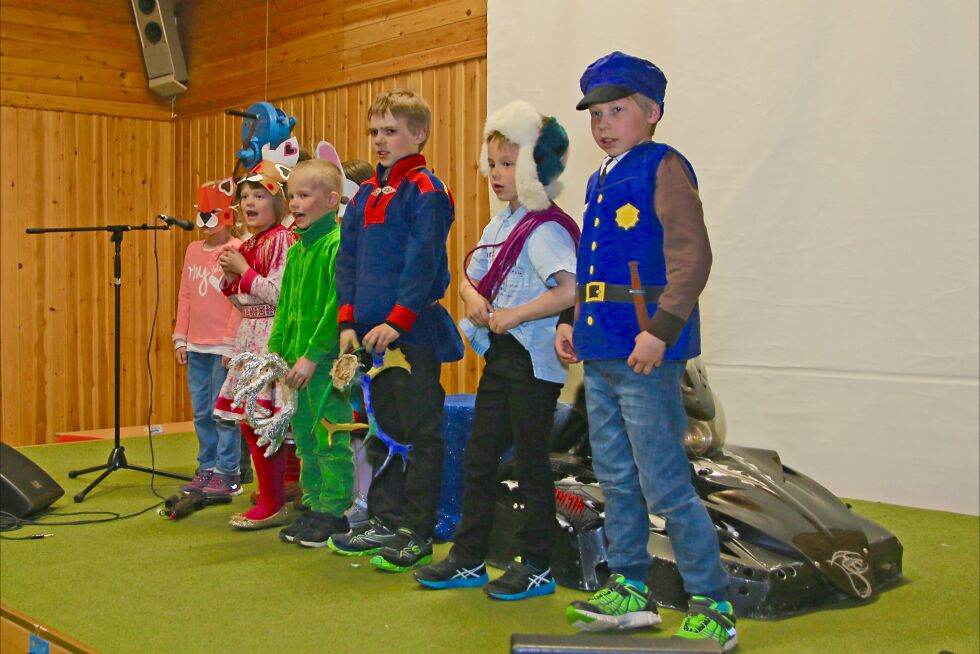 Elever fra samarbeidsskolene i Sirbmá og Utsjok var blant de som opptrådte på markeringen mot skolenedleggelse søndag.
 Foto: Aslak Ballari