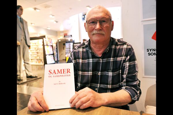 Delte ut egen bok til samtlige på Stortinget
