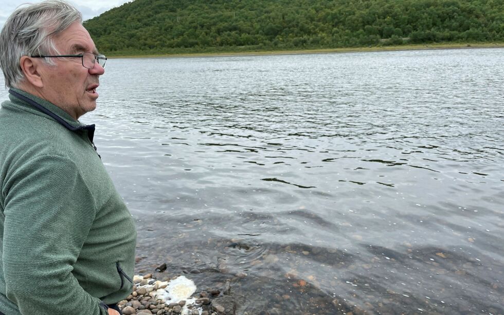 Magnus Varsi mener det er mest sannsynlig at en sel har skadet laksen så mye at den døde.
 Foto: Birgitte Wisur Olsen