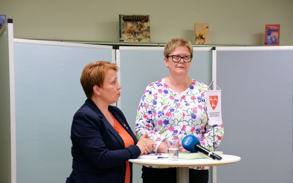 Fra venstre ordfører Aina Borch (AP) og kommunedirektør Bente Larssen.
 Foto: Sonja E. Andersen