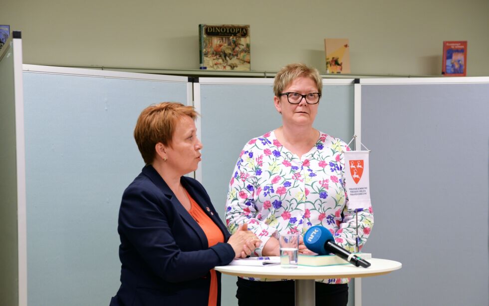 Fra venstre ordfører Aina Borch (AP) og kommunedirektør Bente Larssen.
 Foto: Sonja E. Andersen