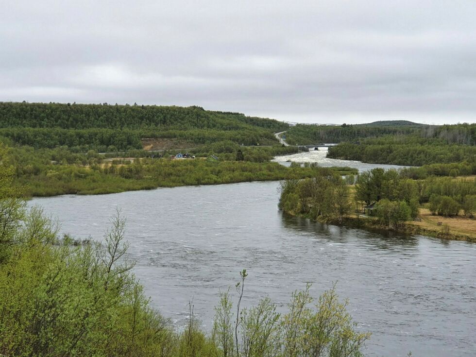 Nei­den­el­va brei­er seg godt ned­over mot sjø­en, og slik så det ut tors­dag for­mid­dag ne­den­for ho­tel­let. Foto: Tor­bjørn It­te­lin.