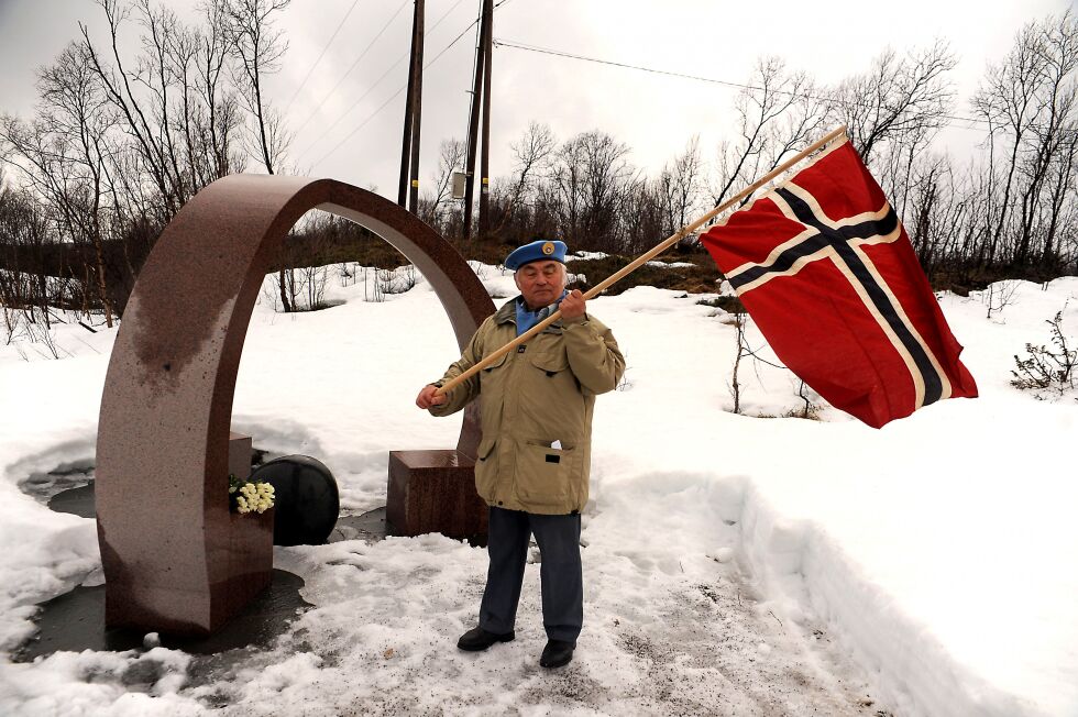 Harald Smette forteller at han fremdeles husker hvor fort han sprang opp trappa for å hente det norske flagget etter at han hadde fått beskjed om at Norge var fritt igjen.
 Foto: Birgitte Wisur Olsen