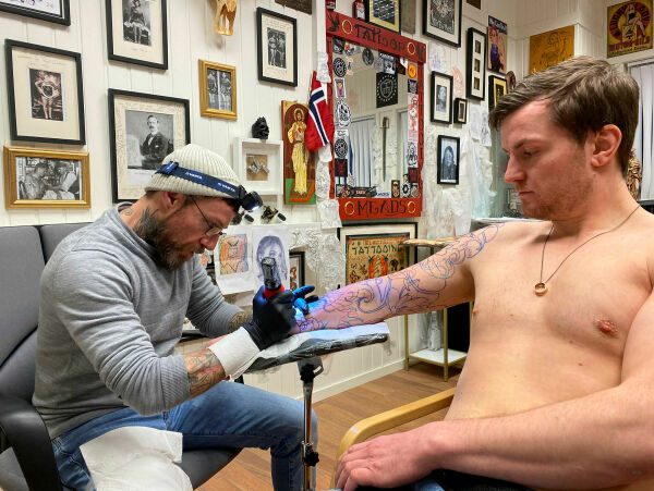 Tatoverte verden om, men landet i Kirkenes
