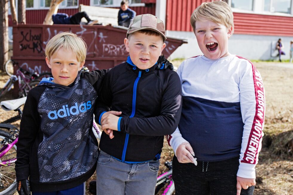 Lars Johan, Simon og Mikael mener det er stygt å kaste søppel i naturen, det kan nemlig skade dyrene. De forteller at det har vært bra å bidra for miljøet.
 Foto: June Helén Bjørnback