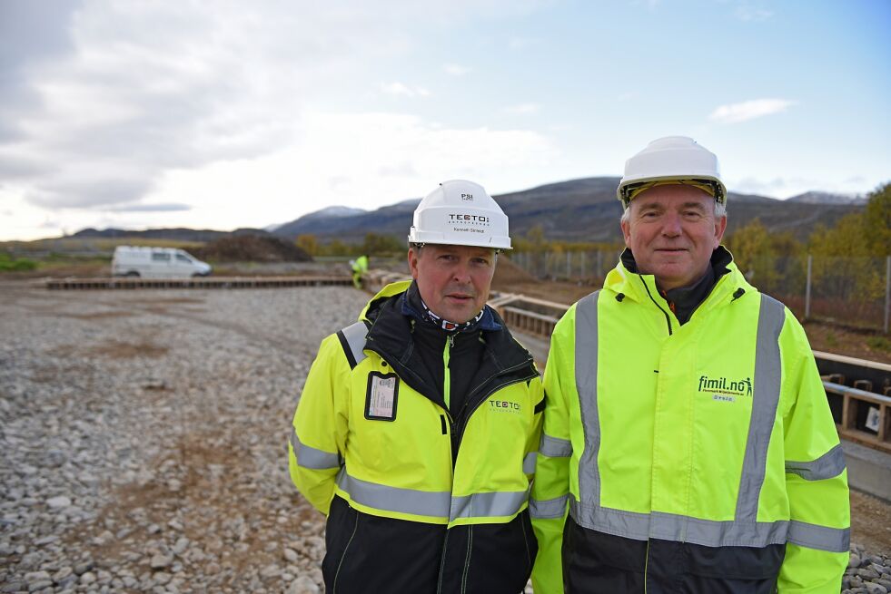 Konstituert daglig leder i Finnmark miljøtjeneste AS, Svein Tønnessen (til høyre), er en av syv søkere. Her sammen med Kenneth Strifeldt fra Tecto entreprenør AS fra Alta på Fimils anlegg på Gairasmoen.
 Foto: Marius Thorsen