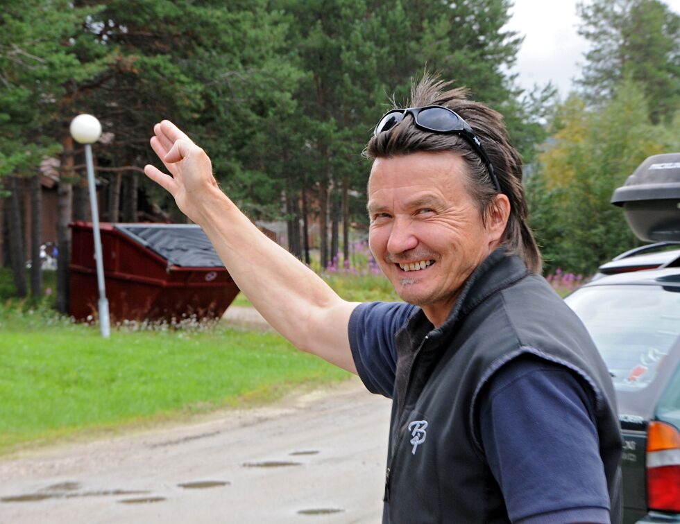 Her kommer den: Etter 34 års utrettelig arbeid skal spaden stikkes i jorda for Samisk helsepark neste år, konstaterer en glad varaordfører John Nystad i Karaskjok.
 Foto: Stein Torger Svala