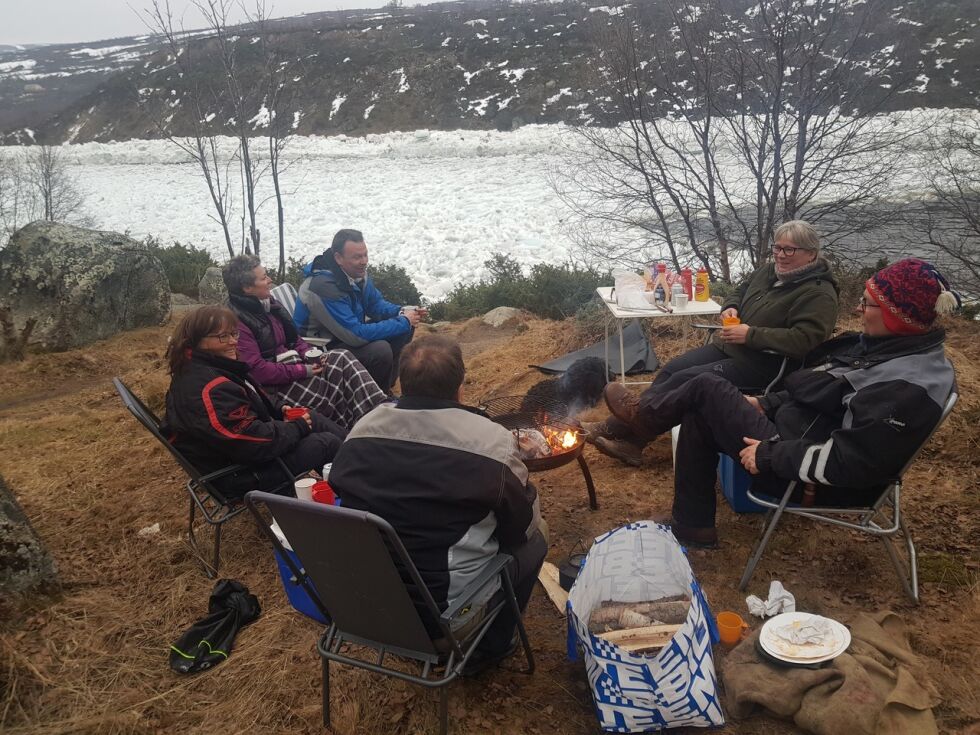De kan ikke tenke seg å tilbringe fredagskvelden på noe andre måter, med utsikt til isgangen i Tana ved Storfossen. Fra venstre: Attine Varsi Berg, Tana, Vivian Bardosen, Tana, Bjørn Tore Bardosen, Tana, Solfrid Iversen, Vadsø, Roy Vidar Iversen, Vadsø og Knut Berg, Tana (med ryggen til)
 Foto: Tom Hardy