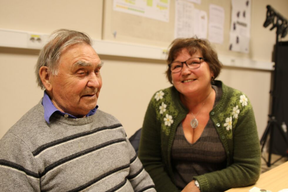 Alf Olav Dørmænen på 91 år var også kommet på konsert med dattera (til høyre). – Det er ikke så ofte det er konsert i Jarfjord, så det er klart man må komme, sa han til Ságat.
 Foto: Silje L Kvammen