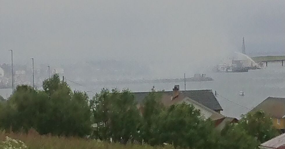 Røyken etter storbrannen i Vadsø mandag morgen står nå inn mot sentrum av byen.
 Foto: Privat