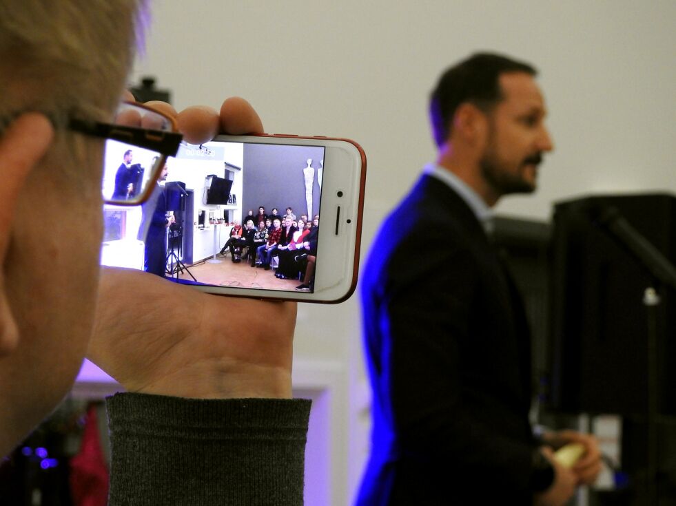 Kronprins Haakon Magnus hilste  på samisk til elevene ved Lakselv videregående skole. Så kom han med en viktig oppfordring til ungdommen: – Når vi ser oss i speilet på morgenen, så synes jeg det er viktig å tenke positivt om oss selv. Det jeg ser i speilet, det er bra nok!
 Foto: Kristin Marie Ericsson