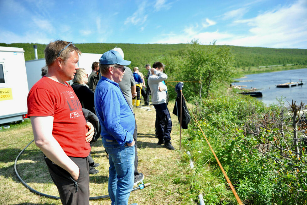 TF-direktør Hans-Erik Varsi, nummer to på bildet ved siden av Dan Vidar Rasmus, sier TF er fornøyd med å ha fått dispensasjonen på plass.
 Foto: Birgitte Wisur Olsen