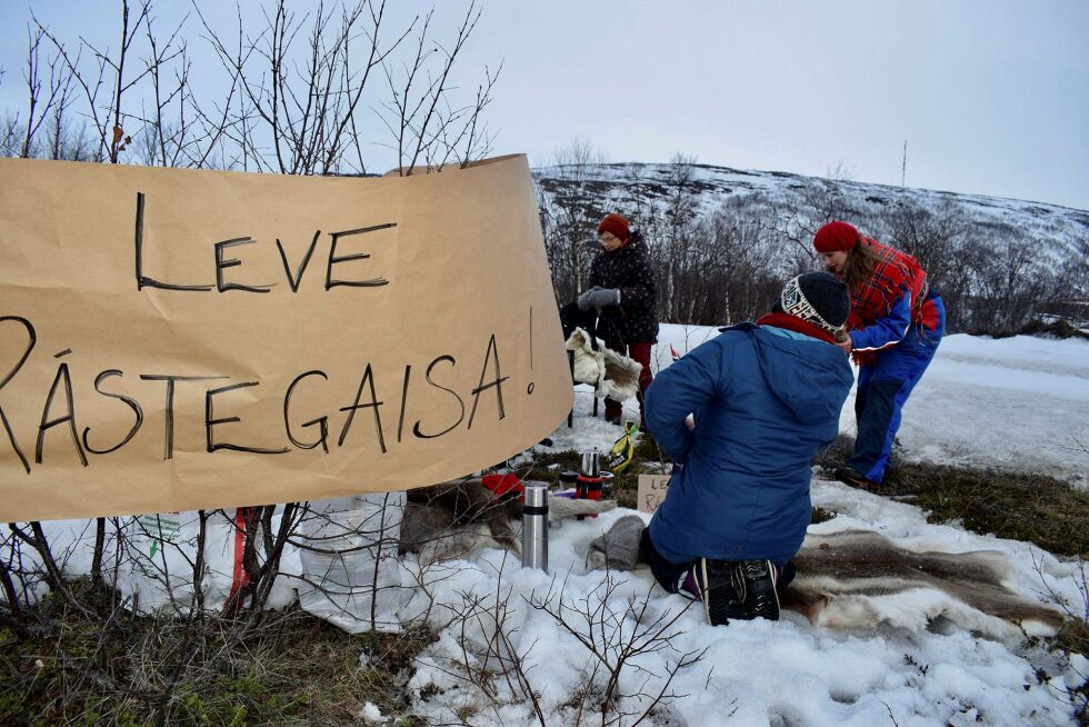 Folkeaksjonen mot Davvi vindkraftverk, vardetenning 8. mai, Rástegáissá. Arkivfoto