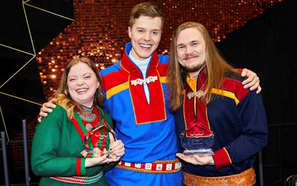 Vinnerne i Sámi Grand Prix 2023. Saara Hermansson, Mihka Helander og Andreas Gundersen.
 Foto: MADS SUHR PETTERSEN