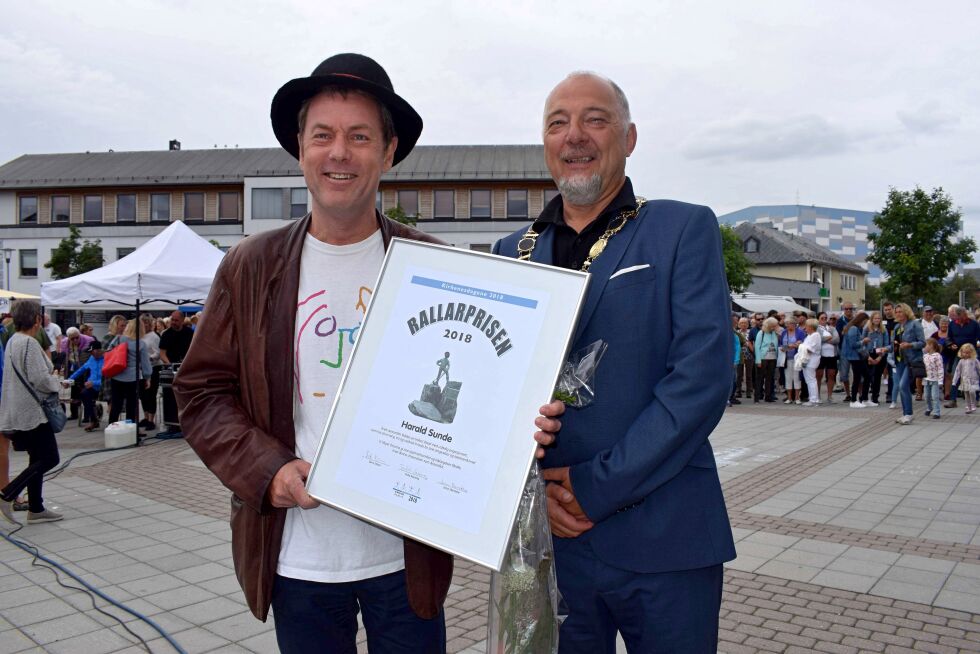 Æresrallar Harald Gunnar Sunde (til venstre) og ordfører Rune Rafaelsen.
 Foto: Birgitte Wisur Olsen