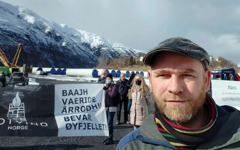 Stortingsrepresentant fra Nordland, Geir Jørgensen (R), her på en fellesmarkering mot vindkraft på Øyfjellet i Vefsn og Sjonfjellet i Rana.
 Foto: Rødt