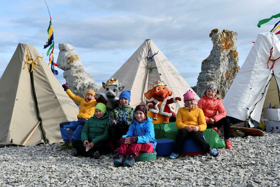 En fornøyd gjeng, som har hatt noen morsomme og lærerike dager på innspilling. Fra venstre: Edith Pettersen, Niillas Isaiah Moeng Saari, Nils André Simonsen, Asta Søreng, Natalie Johansen og Elina Kivijervi. Begge foto: Irene Andersen