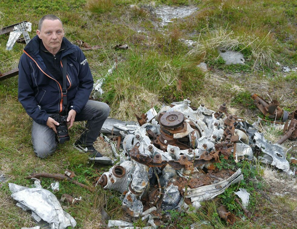 Roy Arne Olsen fra Honningsvåg gransker historien bak fly som ble skutt ned på Magerøya og i området rundt under siste verdenkrig. Her er han ved restene av en av motorene til det russiske Ilyushin IL-4 flyet som ble skutt ned på Sarnes i 1942. Foto: Geir Johansen
