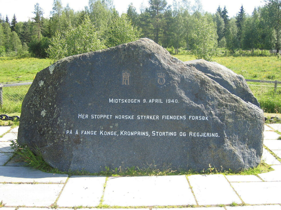 Minnestein fra trefningene i Midtskogen i Elverum 9. april 1940, som stoppa den tyske fremrykkinga for å fange kong Haakon, kronprins Olav, Stortinget og regjeringa.
 Foto: Wikipedia
