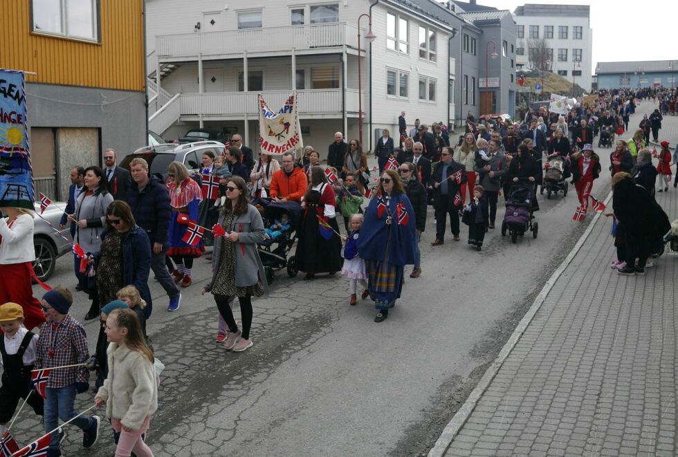 Det var stort opp­mø­te fra både barn og voks­ne da man en­de­lig igjen kun­ne arr­an­ge­re 17. mai-tog i Honn­ings­våg.
 Foto: Geir Johansen