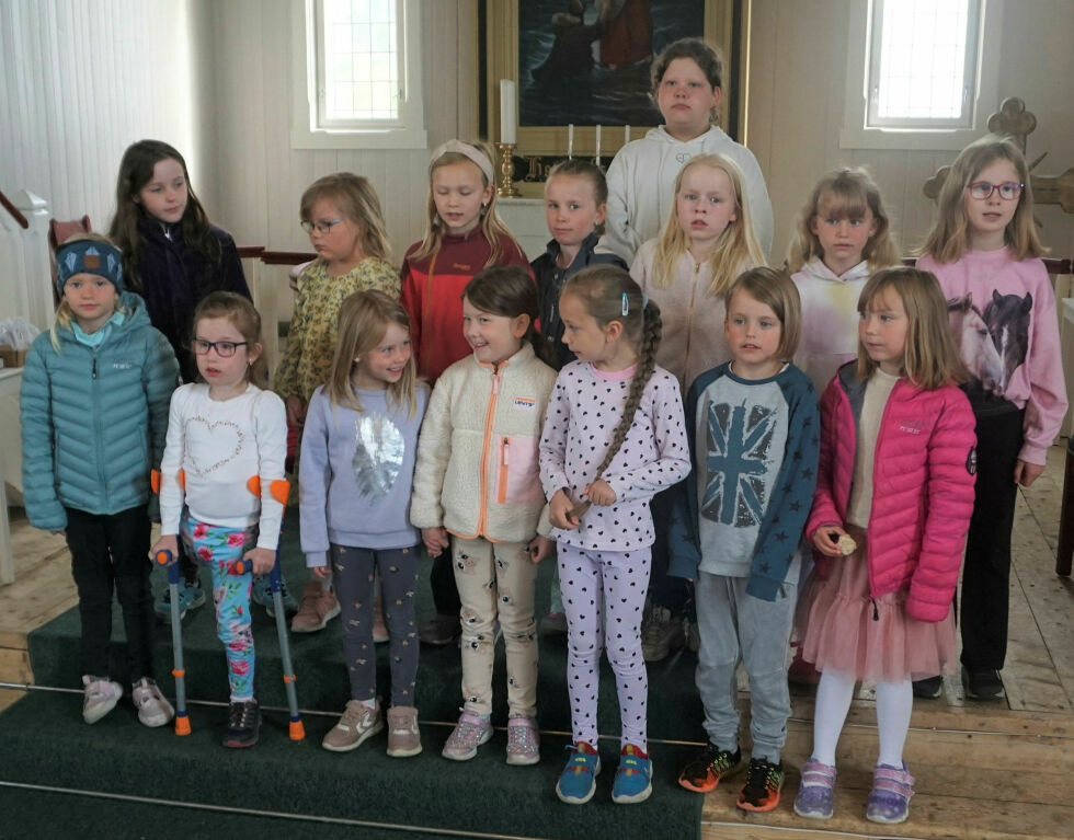 Noen av elevene som har deltatt i Sommerkirka 2023 samlet i Honningsvåg kirke fredag 30. juni.
 Foto: Geir Johansen