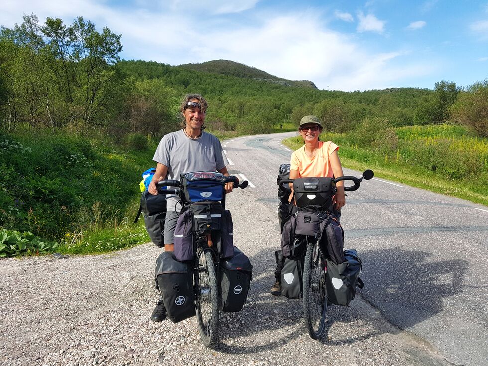 Herve Marot (til venstre) og Cathy Perrottet skal sykle 15.000 kilometer på 11 måneder. De sa opp jobbene sine i Frankrike for å legge ut på sitt livs lengste sykkeltur. Så langt har de vært tre måneder på sykkelsetet. Vi møter dem i Smalfjord i Tana før de legger kursen mot Finland.
 Foto: Tom Hardy