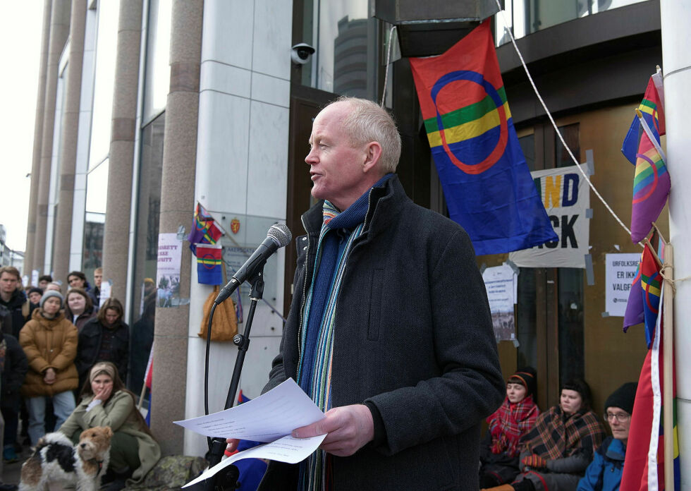 Stortingsrepresentant Lars Haltbrekken (SV) holder appell utenfor Olje- og energidepartementet under Fosen-aksjonen. Aksjonen kom i stand da det hadde gått 500 dager siden Høyesterett fastslo at vindkraftdrifta på Fosen innebærer et brudd på reindriftssamenes menneskerettigheter etter FNs konvensjon om sivile og politiske rettigheter artikkel 27 (SP 27).
 Foto: Per Inge Oestmoen