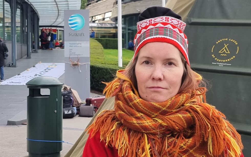 Leder i NSR, Beatrice Iren Fløystad, her utenfor Statkrafts lokaler som deltager i blokkaden som ble gjennomført torsdag.
 Foto: Steinar Solaas