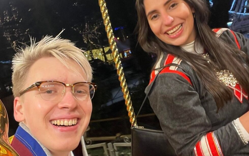 – Denne uken er jeg pa? hjemmebane, da Nordland er mitt hjemfylke. Jeg gleder meg veldig til a? lære mine mednordlendinger om det samiske, sier Nathaniel Holan Larsen (21) med Ida Emilie Marakatt Lindseth (19). Foto: Privat