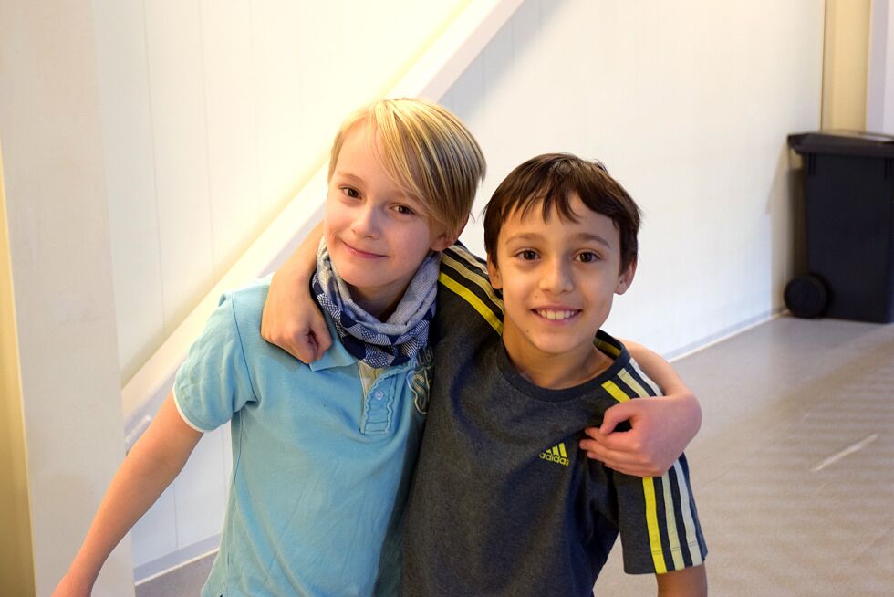 Første badmintonturnering for 9-åringene Fredrik Sørensen Stjerna og Lubo Petrov. Vel så viktig som å spille, er det å bli kjent med andre og ha det gøy utenfor banen også.
 Foto: Tone Beate Maurstad