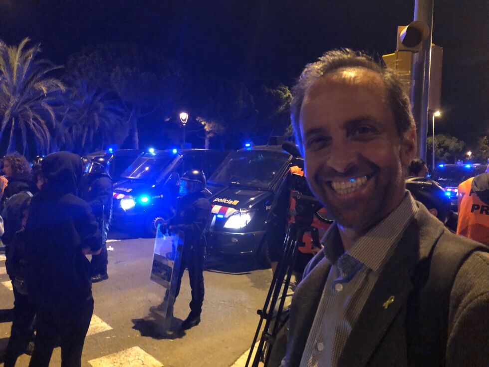 – Vi er en nasjon med vår egen identitet, kultur og språk, sier sosiologen Ramon Sentmarti under demonstrasjonen utenfor hotellet der spanskekongen har sneket seg inn i Barcelona.
 Foto: Stein Torger Svala
