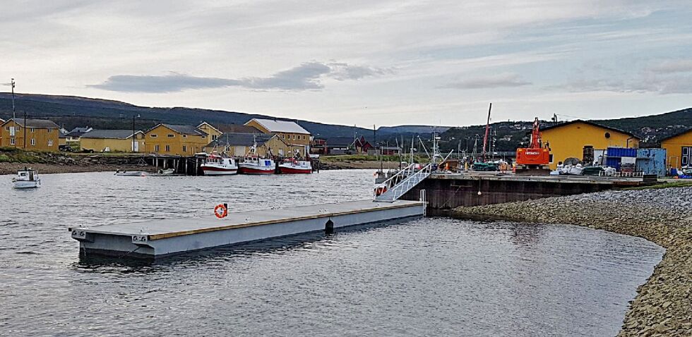 Flytebrygga i havna i Vestre Jakobselv er nå på plass etter lang tids planlegging og tilrettelegging.
 Foto: Torbjørn Ittelin