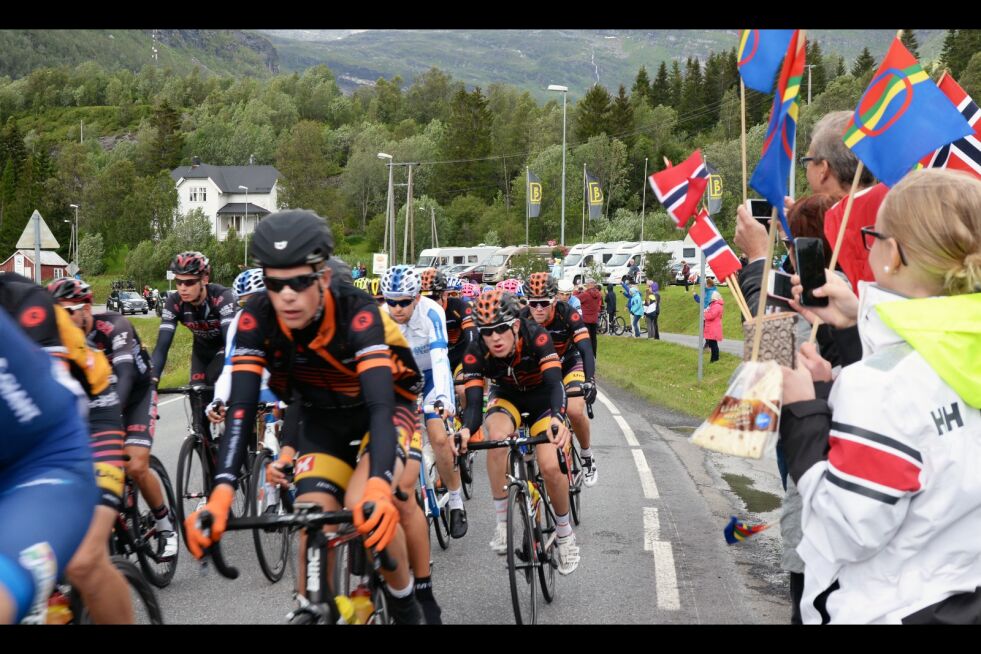 Forrige gang Arctic Race of Norway gikk i Hålogalands-regionen, i 2015, nyttet samiske miljøer anledninga til å promotere det samiske, både i kommunesenteret Bogen i Evenes og kommunesenteret Evenskjer i Skånland. Her suser hovedfeltet forbi Bogen, og i 2019 skal det gjøre det på nytt.
 Foto: Steinar Solaas