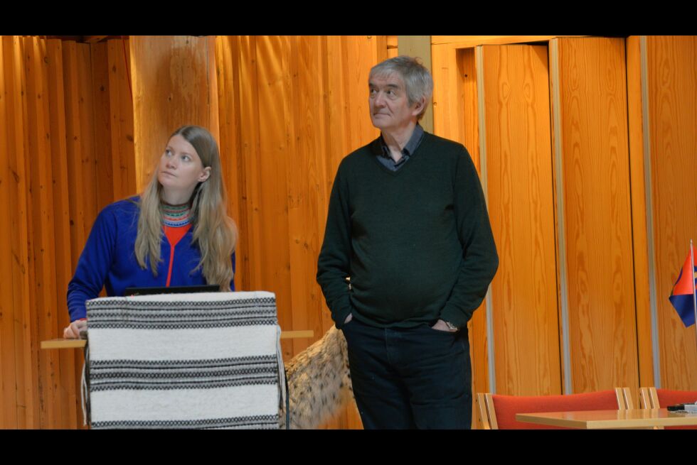 Professor Ivar Bjørklund besøkte Hattfjelldalkonferansen. Her sammen med Josefina Skerk, leder ved det sørsamiske kultursenteret Sijti Jarnge, som huser konferansen.
 Foto: Steinar solaas