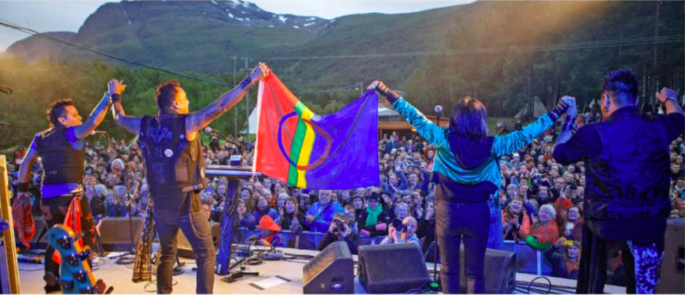 Bildet er fra Buffy Sainte-Maries konsert på Riddu Ri&#273;&#273;u i 2013. Til sommeren setter hun opp et bestillingsverk sammen med kolleger.
 Foto: Arne Terje Sæther