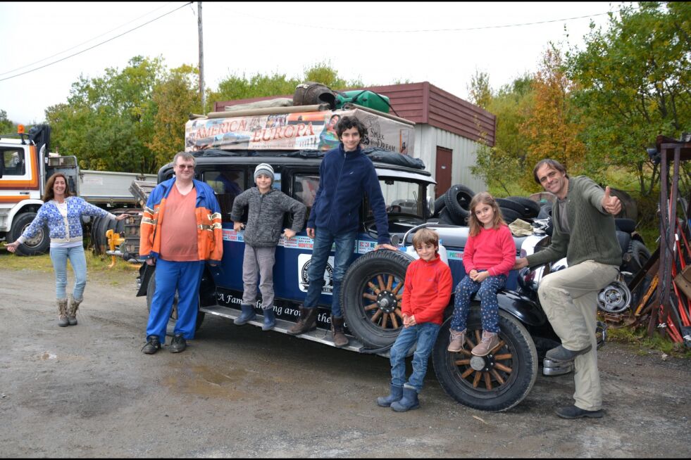får hjelp overalt:
I Ytre Billefjord fikk den argentinske familien mekanikerhjelp da den 88 år gamle bilen truet med å bryte sammen.
Fra venstre: Candelaria Zapp, Rolf Emil Isaksen, Wallaby, Pampa, Tehue, Paloma og Herman Zapp.
 Foto: Kristin Marie Ericsson