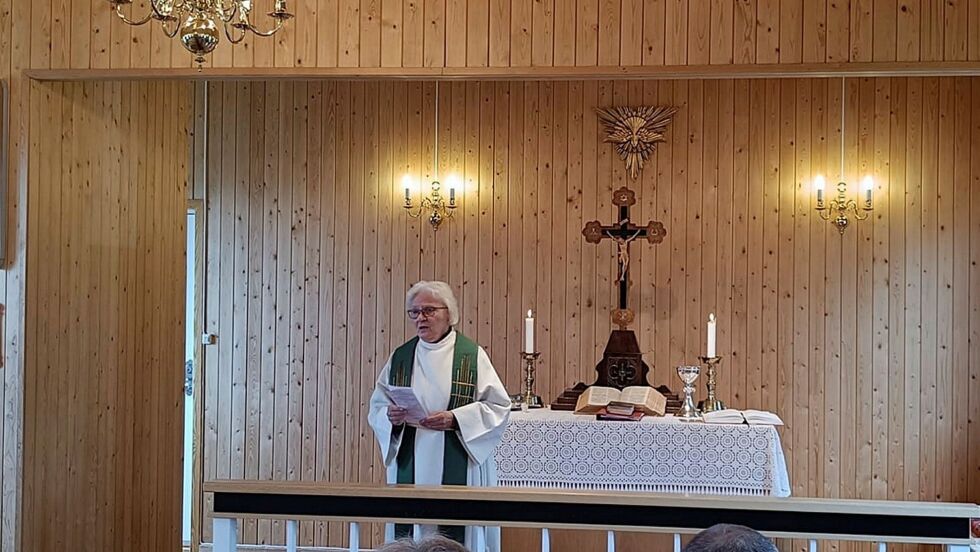 Interiøret i Veidnes kirke har fått skryt før, og nå er også sommerens vikarprest Solveig Andersen med i gjengen av rosende ord. Spesielt kirkesølvet fra før krigen og krusifikset fra 1950-tallet ble nevnt.
 Foto: Hanne Klemetsen