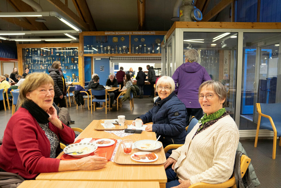 – Min venninne Kirsten Andreassen (til venstre) har aldri vært her før, så da måtte jeg jo vise hva Tana har å by på, forteller Inger Ápmir (til høyre) sammen med Lisa Varsi. Venninnene har ikke sett hverandre på nesten 30 år, og nå skal de planlegge fremtidige kunstprosjekter sammen.
 Foto: Therese Norman Andersen