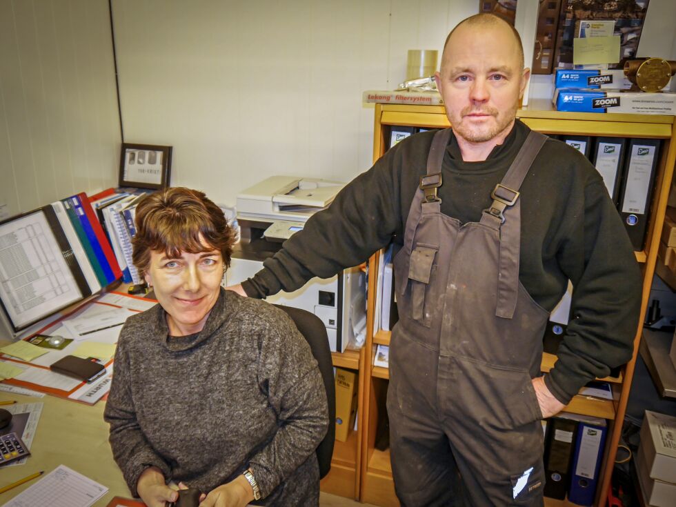 Vivian Hansen og Jostein Pedersen ved Honningsvåg Rør Verksted AS konstaterer at det er gode tider innen fiskeriene i Nordkapp. Omsetningen i bedriften, som driver med service overfor en stadig voksende fiskeflåte i Nordkapp, er mer enn doblet siden 2012.
 Foto: Geir Johansen