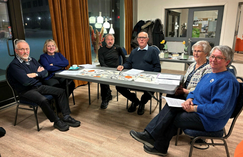 Her er det styret i Vadsø Norsk-finsk forening. Fra venstre Roger Henninen, Helvi Korvanen, Sigmund Baumann, Hans Fredrik Esbensen (leder), Bodil Andersen (kasserer) og Sissel Harila. Bjørn Hildonen ble gjenvalgt til sekretær.
 Foto: Bjørn Hildonen