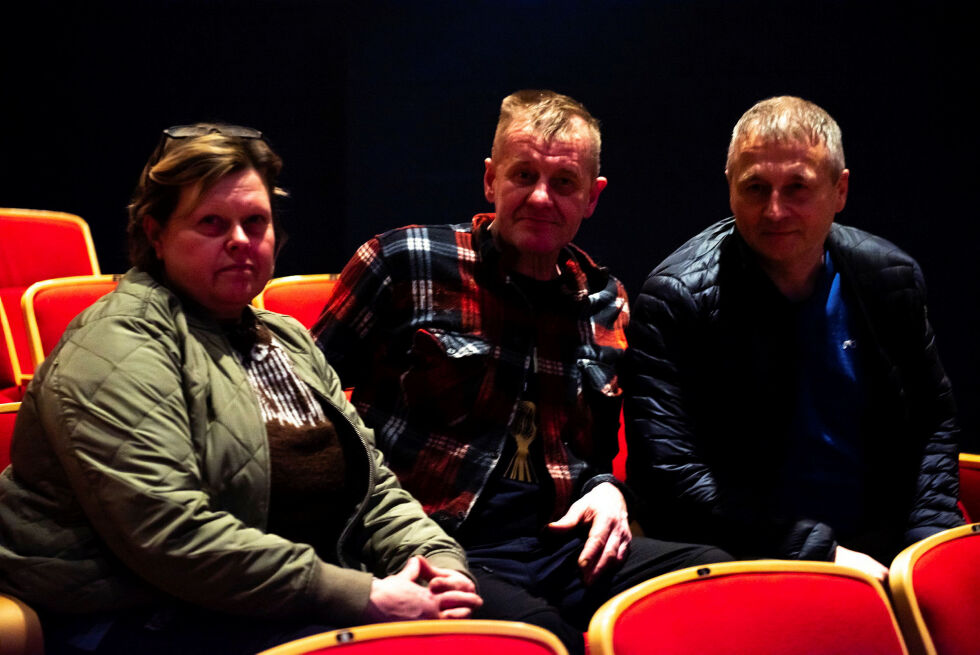 Finske Sari og Ilmo Lappalainen delte sine inntrykk etter filmen med dem de satt ved siden av.
 Foto: Karolina Ulfig