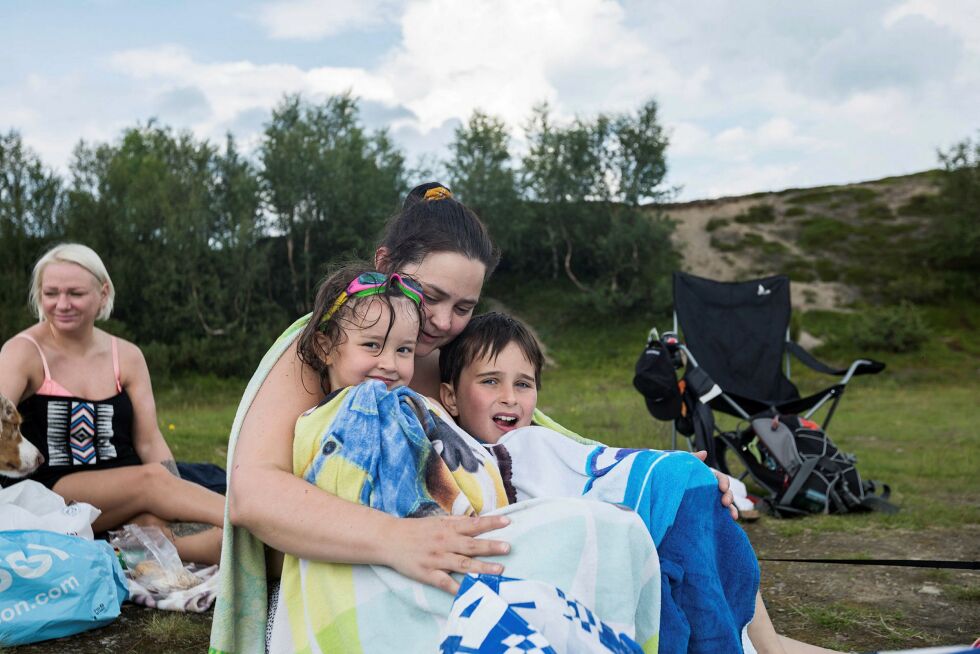 Jeanette Lemika og barna Vilde og Nataniel hadde en herlig dag på stranda  ved Langfjorden tirsdag. Her tørker de seg etter en dukkert. Alle foto: Silje L. Kvammen