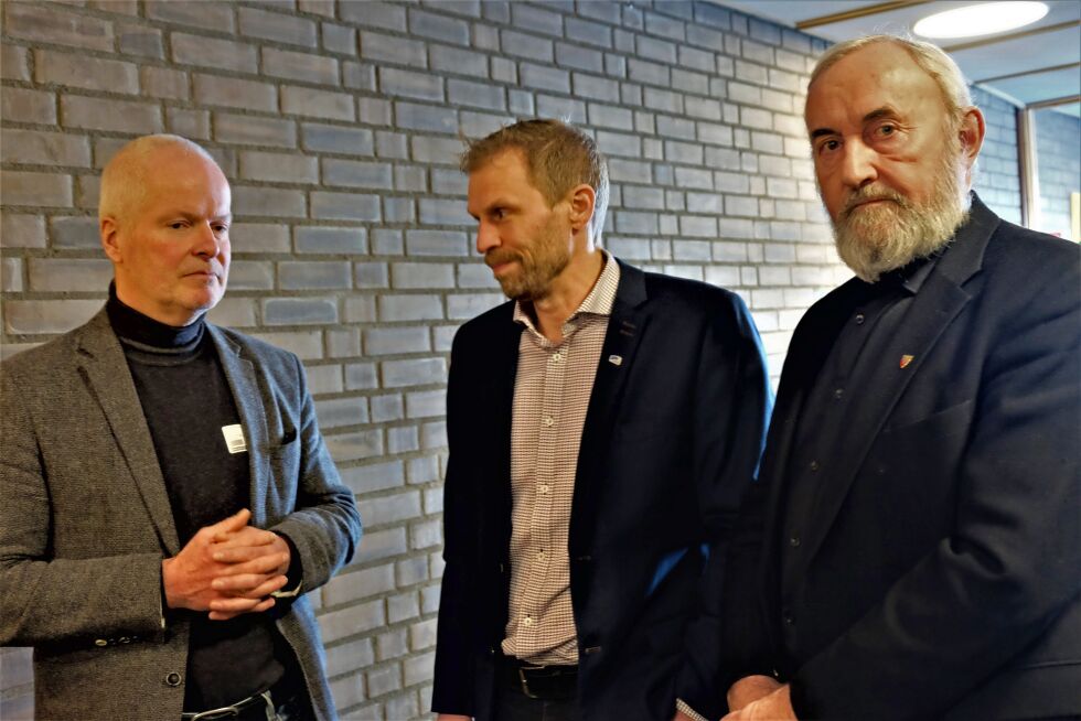 Jon P. Knutsen (t.v.) presenterte oppgaver fylkeskommunene skal får fra staten. Her sammen meg Jo Inge Hesjevik og Bendik Rugaas.
 Foto: Bjørn Hildonen