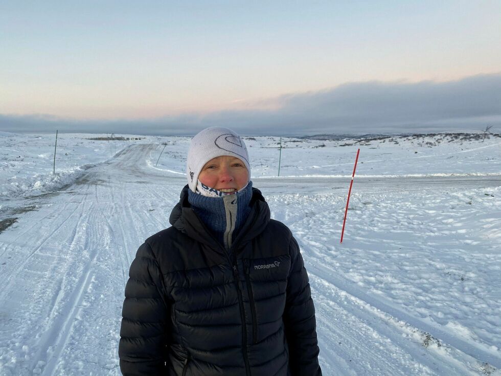 Nina Bordi Øvergaard måtte i vinden på Jarfjordfjellet konstatere at det må endel mer sne til før det blir skiføre der. Istedenfor skitur ble det en tur i reingjerdet.
 Foto: Hallgeir Henriksen
