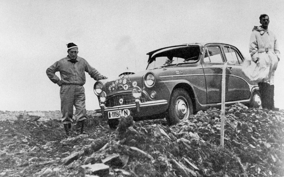 Karene møtte en rekke utfordringer på veien til Nordkapp. Veistandarden var langt fra det den er i dag.
 Foto: Richard Bernard Pape  / Arkiv: