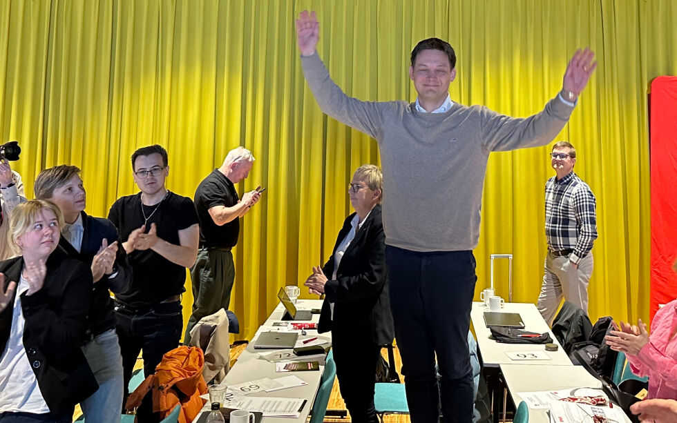 Her jubler Sigurd Kvammen Rafaelsen, etter å ha blitt valgt som ny leder i Finnmark Arbeiderparti. Rafaelsen fikk 44 stemmer, mot 21 for motkandidaten Kristin Rajala.
 Foto: Hallgeir Henriksen