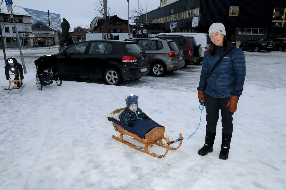 Bodil Persen tok med seg lille Milo på sledetur i Kirkenes nylig. Storebror Ailo brukte sparken.
 Foto: Halllgeir Henriksen