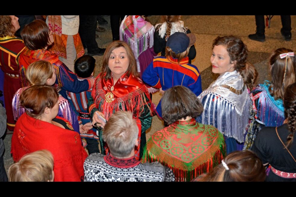 Karin Mannela er leder for det samiske språksenteret i Tromsø, Gáisi. Nå får hun vigselsmyndighet. Til høyre ordfører Kristin Røymo, som gjennom vervet også er vigsler. I anledning samefolkets dag, er også ordføreren ikledt samekofte.
 Foto: Elin Margrete Wersland