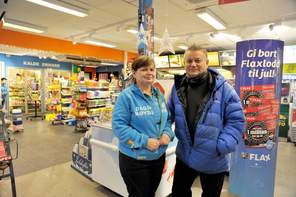 Lars Svonni og Elle K. Porsanger eier i dag Mix-kiosken i Tanabru, men er i ferd med å selge kiosken til nye drivere av helsemessige årsaker.
 Foto: Erik Brenli