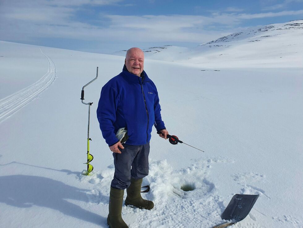 Rei­dar Rav­na fra Rus­te­fjel­bma fisk­er på Bierffaljávrrit, det sydligste av dem.  – Litt fisk er det blitt, men ikke det sto­re, sier han.
